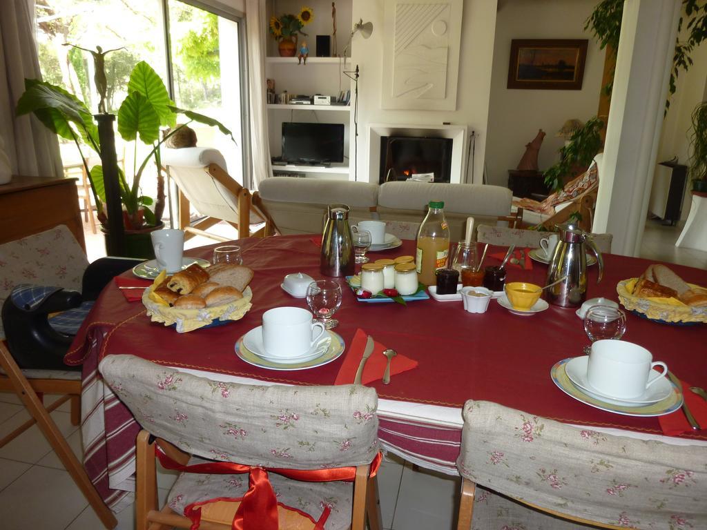 La Genestiere Bed & Breakfast Clermont-lʼHérault Dış mekan fotoğraf